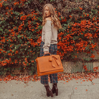 Sac à main cartable orange, rabat perforé et nœud décoratif