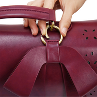 Sac à main cartable : boucle dorée sur anse avec ruban et couture contrastée