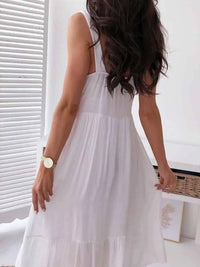 Robe midi blanche sans manches à buste en dentelle et jupe évasée.