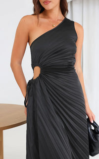 Robe midi plissée noire à une épaule, fronces volumineuses et découpe ovale à la taille