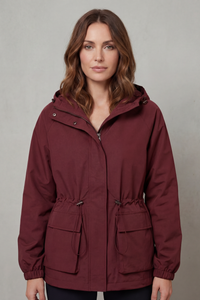 Veste utilitaire imperméable Oriane bordeaux, capuche, poches plaquées cargo, poignets élastiqués