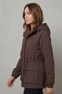 Veste utilitaire imperméable Oriane marron, capuche, poches cargo, poignets élastiqués