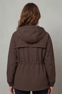 Veste utilitaire imperméable Oriane marron, capuche, dos avec pinces et poignets élastiqués