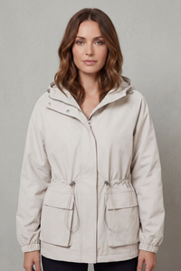 Veste utilitaire imperméable Oriane écru, capuche, poches latérales cargo, poignets élastiqués