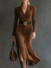 Robe midi en daim marron à encolure V, manches longues, ceinture et fente