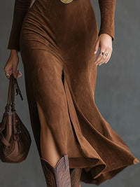 Robe midi en daim marron à fente, manches longues, ourlet évasé sur le côté