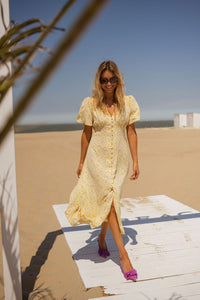 Robe midi jaune à imprimé floral, encolure V, manches courtes, longueur mi-mollet
