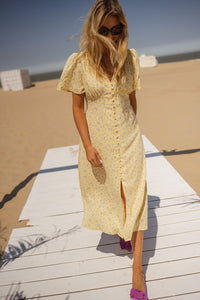 Robe midi jaune à imprimé floral, encolure V, manches courtes, fente au bas de la jambe