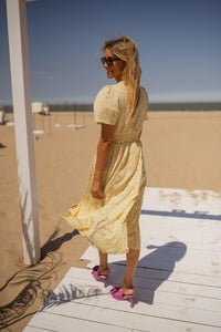 Robe midi jaune à imprimé floral, encolure V, manches courtes, silhouette ample et fente