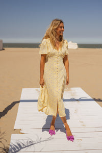 Robe midi jaune à imprimé floral, encolure V, manches courtes, jupe ample jusqu’aux chevilles