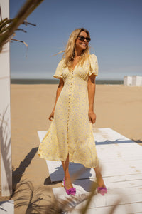 Robe midi jaune à imprimé floral, encolure V, manches courtes, tombant fluide et fente
