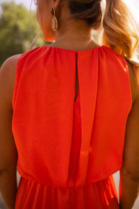 Robe midi rouge à dos nu, empiècement au dos, couture verticale au centre.