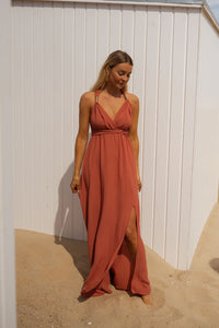 Robe multifonctionnelle Nele™, orange terracotta, bretelles nouées, fente sur le côté.