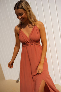Robe multifonctionnelle Nele™, orange terracotta, encolure croisée, ceinture à nouer.