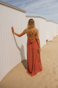 Robe multifonctionnelle Nele™, orange terracotta, dos avec liens croisés au niveau de la taille.