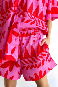Ensemble Rosa™ tropical rose fuchsia : short boutonné et chemise fluide, motif rose et rouge.