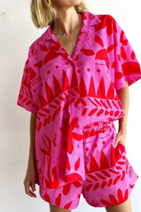 Ensemble Rosa™ tropical rose fuchsia : chemise à col ouvert et short assorti, motif graphique.