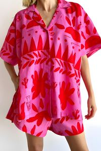 Ensemble Rosa™ tropical rose fuchsia : chemise ample et short assortis, motif feuillage.