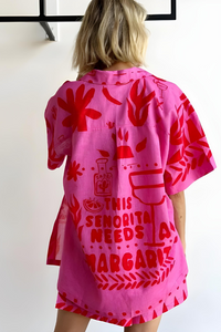 Ensemble Rosa™ tropical rose fuchsia : dos avec lettrage, chemise et short assortis à motif.