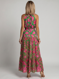 Robe midi à encolure haute dos nu partiel, motif floral rose et vert, coupe évasée.