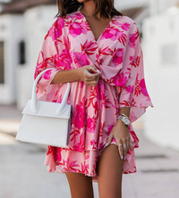 Robe courte à imprimé floral rose vif sur fond clair, décolleté en V