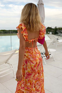 Robe longue orange à volants à motif floral, vue dos avec découpe et bretelles