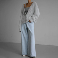Cardigan douillet Hailey gris clair, col V boutonné, manches longues, maille duveteuse