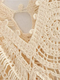 Détail robe en crochet ivoire : motifs ajourés et reliefs texturés.