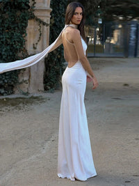 Robe longue blanche à dos nu, bretelles croisées et traîne légère fluide