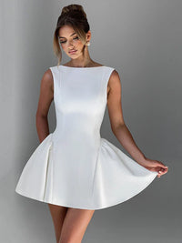 Robe patineuse courte blanche sans manches, jupe évasée et plis latéraux
