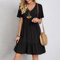 Robe midi à col V, manches courtes, volant en étages, tissu côtelé, noir.