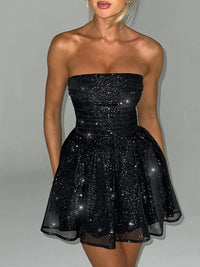 Robe bustier scintillante noire courte, décolleté bandeau et jupe évasée