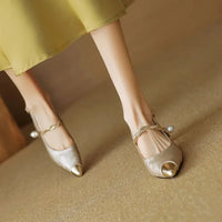Escarpins à talon Anina™ beige clair, bout ouvert argenté et bride à perle