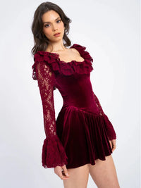 Robe courte velours bordeaux avec manches dentelle, encolure carrée et volants