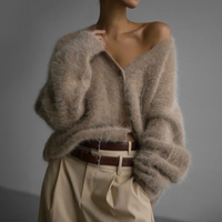 Cardigan douillet Hailey marron foncé, col V boutonné, manches longues, texture duveteuse