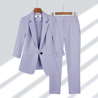 Ensemble blazer et pantalon violet clair, col à revers, boutonnage central, coupe tailleur.
