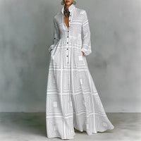 Robe longue boutonnée blanche à motifs géométriques gris, col ouvert, manches longues