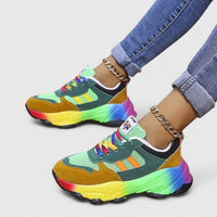 Chaussures orthopédiques à lacets, dessus vert et bleu, semelle épaisse multicolore.