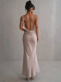 Robe longue en satin Cassiane, dos nu avec appliqués floraux, drapé à la taille