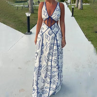 Robe longue blanche imprimée bleu avec bretelles croisées et nœud au buste