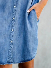 Robe d’été en jean bleue mi-cuisse, rangée de boutons devant et poche latérale