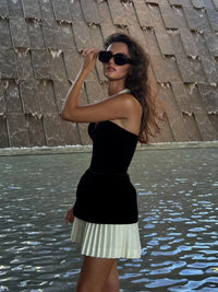 Robe bustier noire à jupe plissée blanche contrastante, longueur au-dessus du genou