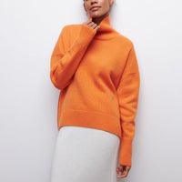 Pull à col roulé en maille orange, col montant côtelé, coupe près du corps