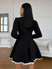 Robe noire Billie™ manches longues, dos évasé, ourlet en dentelle blanche, vue arrière