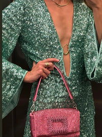 Robe courte vert émeraude à sequins, décolleté V, détail anneau sur la ceinture