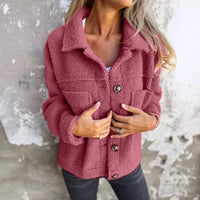 Veste courte en tissu bouclé rose bordeaux, col châle, boutons, poches plaquées.