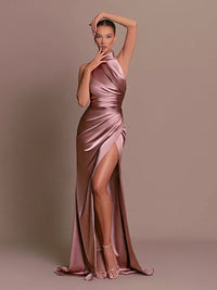 Robe longue fendue en satin rose métallisé, sans manches, décolleté haut, fente avant