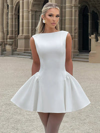 Robe patineuse courte blanche sans manches, jupe évasée avec volume en godets