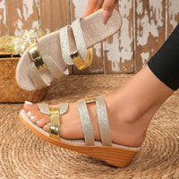 Sandales à brides tressées dorées pailletées, sangles beiges tissées, bout ouvert, compensée