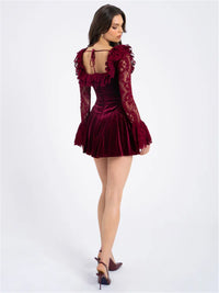 Robe courte velours bordeaux vue de dos, empiècements dentelle et manches à volants